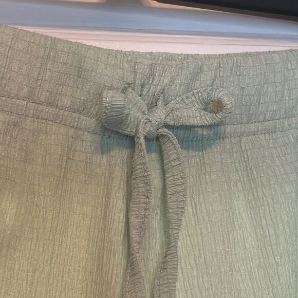 Kikit Women’s green lightweight creped material two piece tank and pant set med - Picture 5 of 8